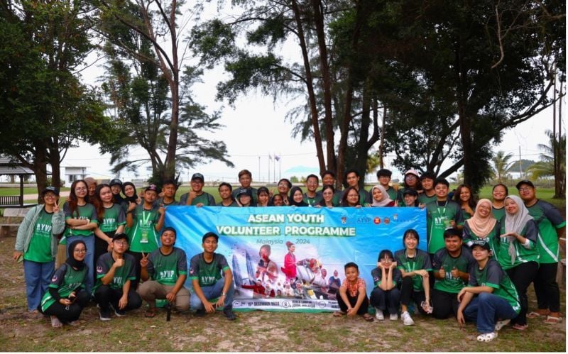 Hasan Abdul Bar along with a number of other volunteers from from various ASEAN countries.