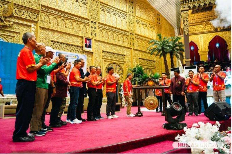 Gong beating procession by UNESA Vice Chancellor I, marking the start of the championship.