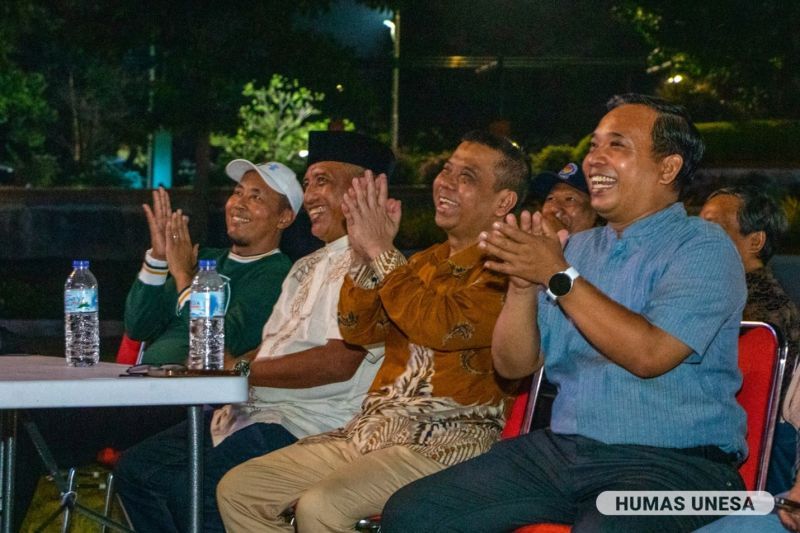 Cak Hasan together with the Deputy Chancellor for Field 1, Director of Student Affairs and Alumni, and Dean of FIKK at the Peak Night of Ramadan Carnival