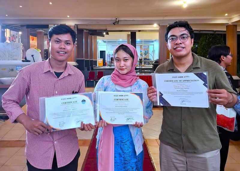 Irena Audyna Naomi, undergraduate student of applied D-4 Mechanical Engineering, Faculty of Vocational Studies, UNESA (center) shows off the award certificate she received while undergoing the MSIB program at PT Stechoq Robotika Indonesia.