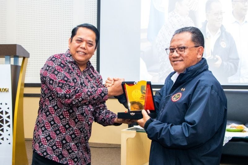 Vice Chancellor III UNESA handed over souvenirs to the speakers. 