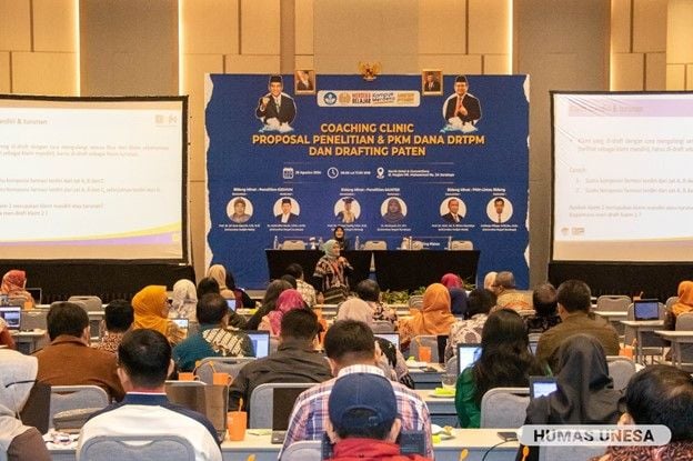 More than one hundred UNESA lecturers attended the research proposal and PKM coaching clinic with a number of experts from various leading universities.