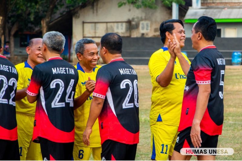 Vice Chancellor III, Director of the Labschool Institute and Manager of UNESA FC, and the Dean of Vocational Studies shook hands to start the friendly match with the Magetan Regency Government.