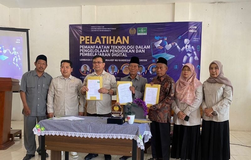 The Head of LPPM and his staff together with the management of LP Ma'arif NU show documents on cooperation in developing digital-based education.