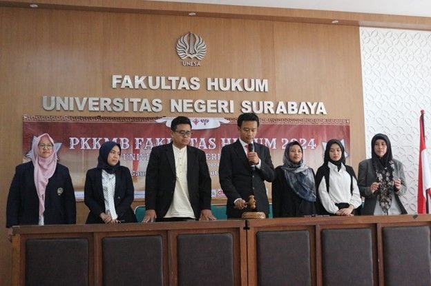 The opening of the UNESA Faculty of Law (FH) PKKMB which was marked by the typical banging of the legal institution's hammer.