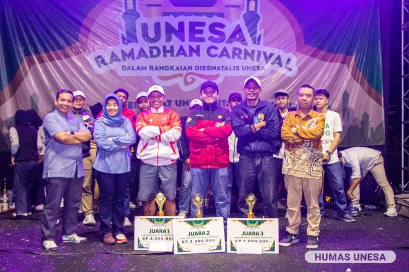 The winner of the Impersonate competition Cak Hasan poses with the Deputy Chancellor for Field 1 Prof. Dr. Madlazim, M.Si., (far right) Chair of the UNESA DWP Hj, Endah Purnomowati Nurhasan, M.Pd, (second from left) and Director of Student and Alumni Affairs Dr. Muhamad Sholeh, M.Pd., (far left) 