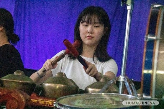 Foreign students play gamelan in the 2024 Workshop Performance at FBS