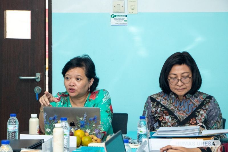 The DRTPM team consists of UGM professor, Hermin Indah Wahyuni ​​( send) and Unair professor Maria Inge Lusida provided a number of strengthening research and innovations in UNESA's disability sector.