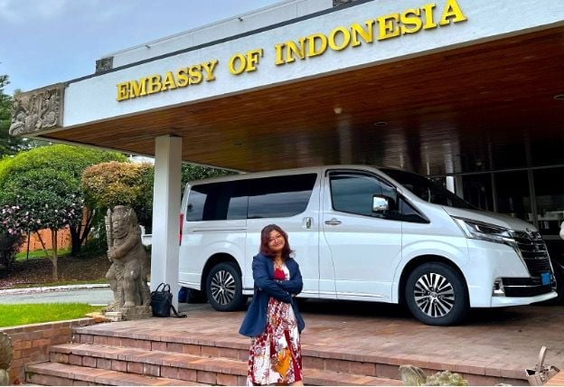 UNESA Communication Science Student, Fadina Zahra in front of the Indonesian Embassy Headquarters in Australia.