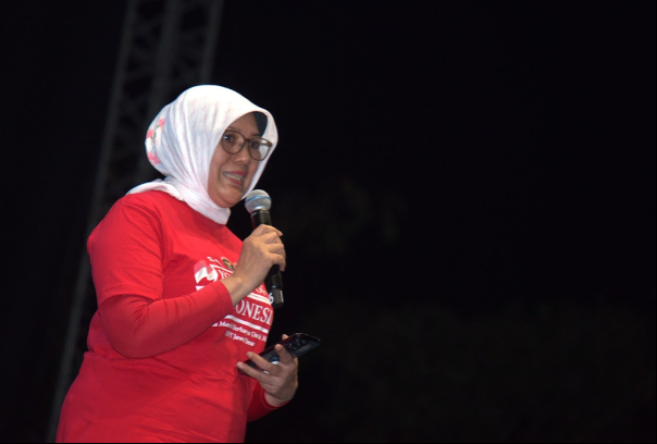 The Chair of the East Java FKPT, Hesti Armiwulan, provided reinforcement at the band festival between students throughout East Java at UNESA.