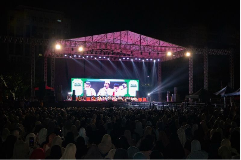 Thousands of members of the community, including new students, attended the UNESA Celebration event in the rector's yard, Campus 2 Lidah Wetan, Surabaya.