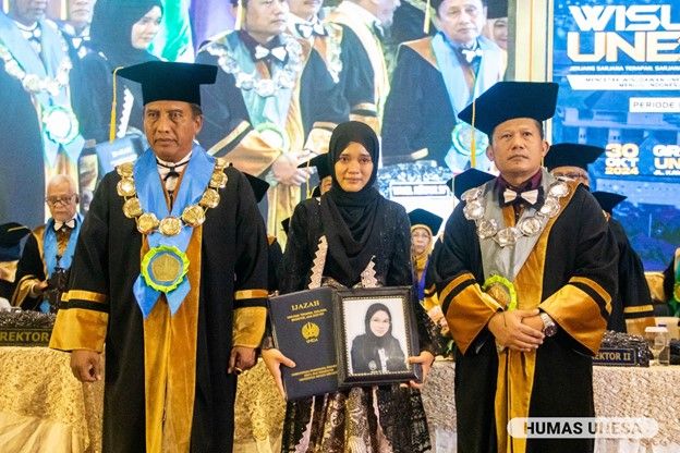 Nur Malinda brought her sister's photo and diploma accompanied by UNESA Chancellor Cak Hasan and FEB Dean Anang Kistyanto. UNESA provided compensation to the family of the late Nur Ifiana.