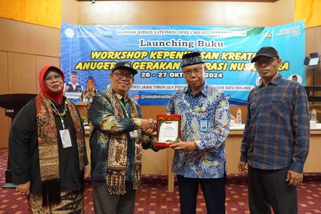 UNESA lecturer and literacy driver (second from left) in Kopdar 3 RVL at BBGP East Java.