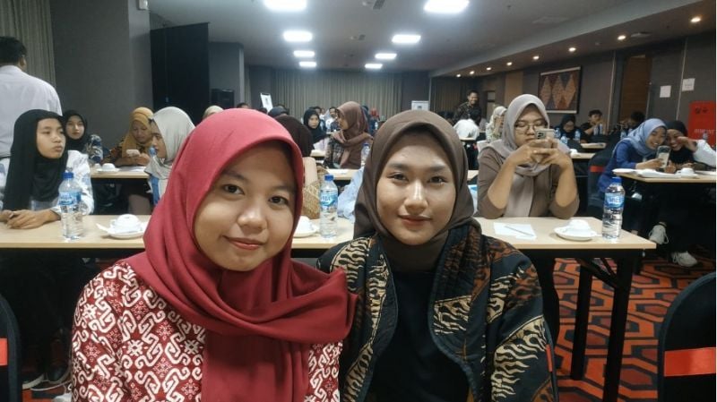 Faradita Sabrina Khotijah and Ayunita Haq, students at the 'Home of Champions' campus, recipients of superior scholarships.